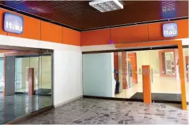  ?? FOTO MANUEL SALDARRIAG­A ?? Sucursal de Helm Bank en el Centro de Medellín comenzó a operar ayer con la imagen del banco Itaú.