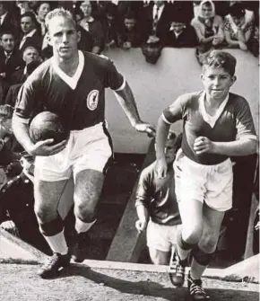  ?? AP PIC ?? Jan 28, 1960 file photo shows Liverpool captain Ronnie Moran leading his team out onto the Anfield pitch.