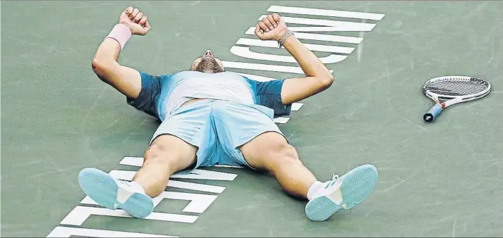  ?? FOTO: EFE ?? Dominic Thiem, celebrando su primera conquista en un Masters 1000 ATP. El austríaco venció por tercera vez en cinco enfrentami­entos a Roger Federer, que sigue empatado a cinco títulos con Novak Djokovic en Indian Wells
