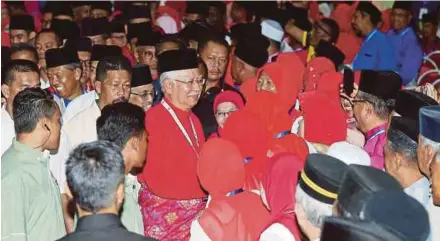  ?? PIC BY MUHAMMAD ASYRAF SAWAL ?? Umno president Datuk Seri Najib Razak greeting people at the Pekan Umno division delegates’ meeting yesterday.