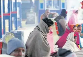  ?? SAMEER SEHGAL/HT ?? Passengers waiting for trains at the Amritsar railway station on Saturday. Fog is expected to intensify in the coming days, the meteorolog­ical department has said.