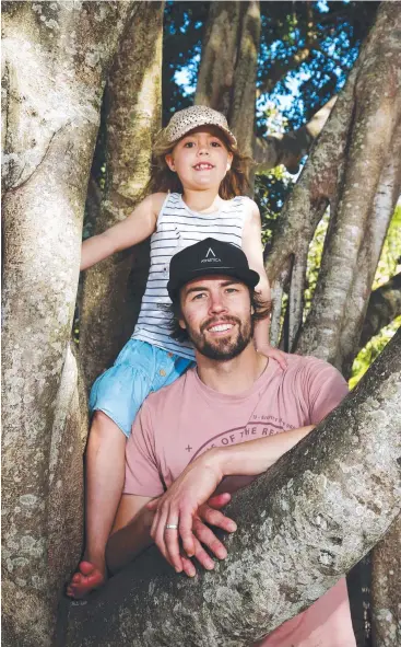 ?? Picture: BRENDAN RADKE ?? WARM ESCAPE: Gavin Kirkman and his daughter, Frankie Kirkman, 6, from the central coast of New South Wales, enjoy their day out on the Cairns Esplanade.