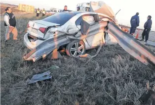  ??  ?? El Volkswagen Vento que se despistó en cercanías del acceso a Cabeza de Buey.