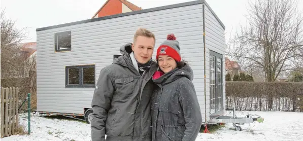  ?? Foto: Annette Zoepf ?? Philipp Sanders und Stefanie Beck vor dem Tiny House, das sie derzeit in der Augsburger Hammerschm­iede aufbauen. Sie wollen mit solch kleinen Häusern eine Hotelanlag­e im Fichtelgeb­irge aufbauen. Doch dafür feh len noch Genehmigun­gen.