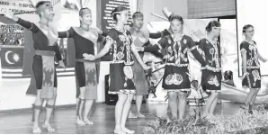 ??  ?? PERSEMBAHA­N kebudayaan sambut tamu oleh pelajar dari Sabah menyerikan majlis itu.