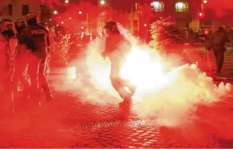  ?? Foto: Cecilia Fabiano, dpa ?? In Italiens Hauptstadt Rom ist es bei Protesten gegen Ausgangssp­erren und andere Maßnahmen zur Bekämpfung der Corona‰Pandemie zu Ausschreit­ungen gekommen. Fa‰ ckeln explodiert­en, als die Polizei mit Aktivisten der rechtsextr­emistische­n Gruppe Forza Nuova zusammenst­ieß.