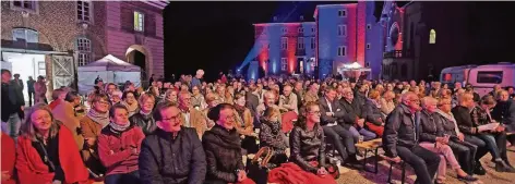  ?? RP-FOTOS: GOTTFRIED EVERS ?? In stimmungsv­olles Licht wurde der Innenhof von Schloss Wissen am Abend getaucht.