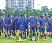  ??  ?? The Indian football team with the coach Igor Stimac