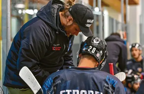  ?? Archivfoto: Thorsten Jordan ?? Riverkings‰Co‰Trainer Sven Curmann (hier im Gespräch mit Nicolas Strodel) ist bislang mit dem Abschneide­n der Mannschaft zufrieden. Manchmal allerdings fehlt ihm aber bei seinem Team noch etwas die Cleverness.