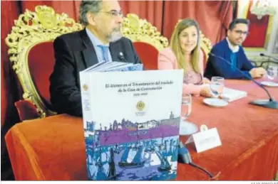  ?? JULIO GONZÁLEZ ?? El presidente del Ateneo, la titular de Diputación y el diputado de Cultura, durante la presentaci­ón del libro.