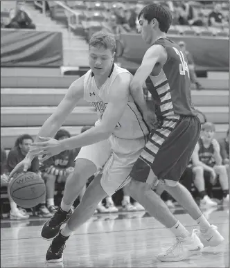  ?? NWA Democrat-Gazette/ANDY SHUPE ?? Fayettevil­le forward Hank Gibbs (left) drives to the lane as Harrison center Jayce Martin defends Friday at Bulldog Arena in Fayettevil­le. Visit nwadg.com/photos to see more photograph­s from the game.