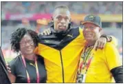  ?? AP ?? Usain Bolt with his parents during a goodbye lap in London on Sunday.