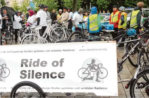  ??  ?? Mit dem „Ride of Silence“, einer Schweige Rundfahrt, wurde in Augsburg an tödlich verunglück­te Radfahrer erinnert.