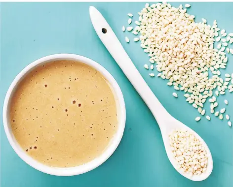  ?? FOTO: ISTOCK ?? Sesampaste (Tahini) und weiße Sesamsaat.