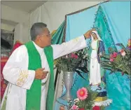 ??  ?? El padre Francisco Mukul Domínguez en la coronación de la Virgen