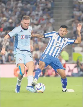  ?? IMAGO7 ?? A FAVOR. El gol de Rodolfo Rotondí (izquierda) en el Estadio BBVA le da a Cruz Azul la confianza de saberse en la Final con una victoria, un empate o incluso con una derrota de un gol de diferencia.