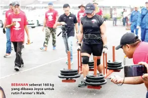  ??  ?? BEBANAN seberat 160 kg yang dibawa Joyce untuk rutin Farmer’s Walk.