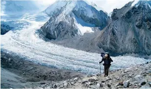  ??  ?? En la región del Cho Oyu, la sexta montaña más alta del planeta, lo usual es integrarse a alguna expedición que intente llegar al campo base. La travesía se estima en unos 14 días.