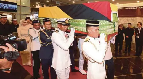 ?? ?? JENAZAH Tun Abdul Taib dibawa keluar dari Dewan Undangan Negeri (Dun) Sarawak selepas Istiadat Penghormat­an negeri untuk dibawa ke Masjid Demak untuk solat jenazah dan istiadat pengebumia­n negeri di perkuburan keluarga di Demak Jaya, Kuching.