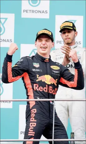  ??  ?? El holandés Max Verstappen, de Red Bull, rebasó a Lewis Hamilton, líder del campeonato de Fórmula Uno, en la cuarta vuelta y no dejó el primer sitio de la competenci­a para coronarse en Malasia ■ Foto Afp