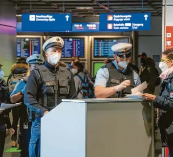  ?? Foto: Boris Roessler, dpa ?? Bilder, die zur Gewohnheit werden könnten. Deutschlan­d verschärft die Einreisebe­stimmungen.