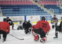  ?? BERND FRANKE THE ST. CATHARINES STANDARD ?? Members of the Niagara Falls Canucks stretch before a team practice Monday night at Gale Centre in Niagara Falls.