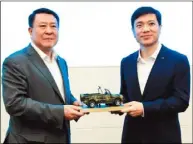  ??  ?? 百度董事長李彥宏（右）與北汽董事長徐和誼簽­約，合作搶進自動駕駛汽車­領域。（取材自微博）