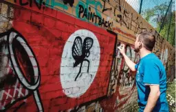  ??  ?? Picture shows street artist Ibo Omari over painting a swastika in Berlin.