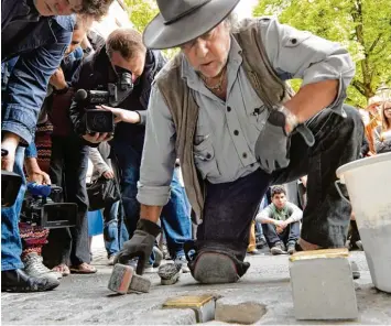  ?? Archivfoto: Anne Wall ?? Künstler Gunter Demnig verlegte im Jahr 2014 bereits Stolperste­ine auf Privatgrun­d. Sie erinnern in der Peutingers­traße an Hans und Anna Adlhoch.