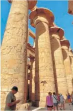  ??  ?? La Gran Sala Hipóstila del templo de Karnak, con columnas de más de 20 metros