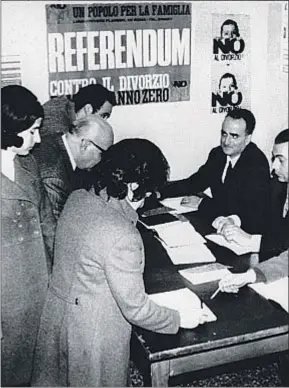  ?? ARCHIVO ?? Firmando contra el divorcio en la Italia convulsa de los setenta