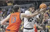  ?? L.G. Patterson Associated Press ?? AUBURN’S Walker Kessler knocks the ball away from Missouri’s DaJuan Gordon in the Tigers’ win.