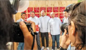  ?? (Photo Florian Escoffier) ?? Les chefs ont défilé hier matin pour récupérer leur plaque émaillée.