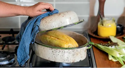  ??  ?? Smoke sweet corn in a lidded enamel dish on a bed of ma¯ nuka chips.