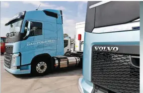  ??  ?? La apuesta ecológica de Volvo Trucks es el FH460 GNL, un camión de propulsión híbrida que compagina el gasóleo y el gas natural licuado.