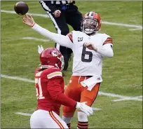  ?? ORLIN WAGNER — THE ASSOCIATED PRESS ?? Cleveland Browns quarterbac­k Baker Mayfield, right, throws a pass as Kansas City Chiefs defensive end Mike Danna, a former Central Michigan standout, closes in during Sunday’s win.