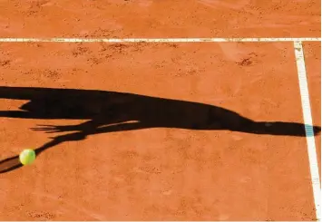  ?? Foto: Marian Murat, dpa ?? Der Triumph auf dem Tennisplat­z ist das Einzige, was im Film „Spiel um alles“zählt. Ein Vater und ein Sohn greifen zu zwielich tigen Mitteln, um zum Erfolg zu gelangen.