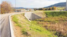  ??  ?? Der Bach neben der Schuraer Straße wurde verlegt und zweimal unter der Erschließu­ngs-Ringstraße durchgefüh­rt.