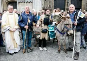  ?? FOTO KOEN FASSEUR ?? Vicaris Bart Paepen, Gust Van Rooy, Lien Van de Kelder, met dochter Jeanne (4) op de ezel, en Albert de Ghelllinck.