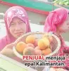  ??  ?? PENJUAL menjaja epal Kalimantan.