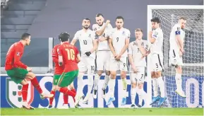  ?? — Gambar AFP ?? CARI GOL: Ronaldo (kiri) melakukan cubaan dari sepakan percuma pada perlawanan pembukaan kelayakan Piala Dunia 2022 di antara Portugal dan Azerbaijan di Stadium Juventus.