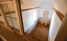  ??  ?? Blick in die Kapelle: Sie wurde im Westen an das Schloss gebaut. Die Herrschaft­en hatten einen eigenen Balkon mit versenkbar­en Fenstern, um Messen beizuwohne­n.