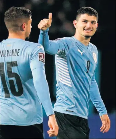  ??  ?? ‘Canario’ Álvarez festeja su gol a Bolivia, antes de recibir la felicitaci­ón del ‘Pajarito’ Valverde.