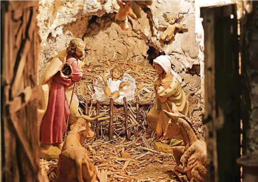  ?? FOTOS: CHRISTIANE KELLER ?? „Il presepe dei netturbini“, die Krippe der Müllmänner, bezaubert alle Besucher. Fürs Foto, das im Advent entstand, hat Giuseppe das Jesuskind hineingele­gt.