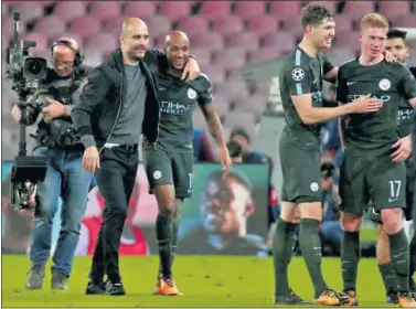  ??  ?? EL MEJOR DE OCTUBRE. Guardiola celebra una victoria del City al lado de sus jugadores.