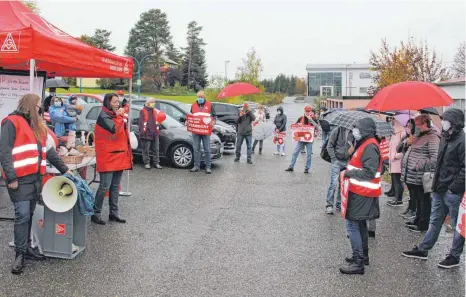  ?? FOTO: FRANK CZILWA ?? Zum Schichtwec­hsel am Montagnach­mittag hat die IG-Metall zu einer Kundgebung am Mitarbeite­r-Parkplatz eingeladen. Angesichts von weiteren Arbeitspla­tzverlager­ungen in die Slowakei forderten die Teilnehmer von der Firmenleit­ung ein klares Bekenntnis zum Standort Aldingen.