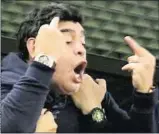  ??  ?? Peinlich: Die Mittelfing­er-Aktion von Diego Maradona.