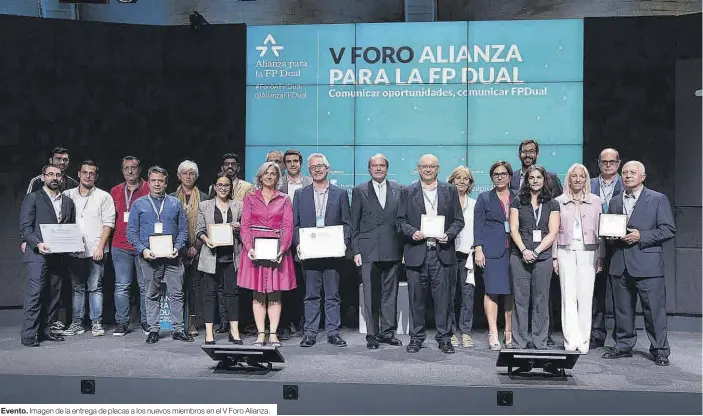  ??  ?? Evento. Imagen de la entrega de placas a los nuevos miembros en el V Foro Alianza.