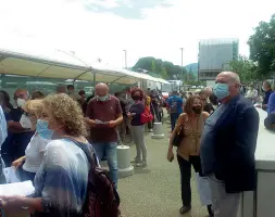  ??  ?? In attesa La fila al Centro Rogers: per sedare le proteste sono serviti i carabinier­i