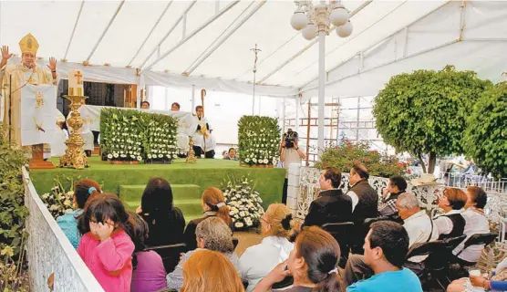  ??  ?? El representa­nte del papa Francisco en México encabezó la ceremonia litúrgica, realizada en el atrio de la parroquia de San Pedro Xalostoc.